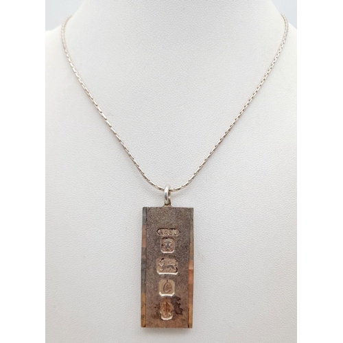 613 - A Hallmarked 1977 (Jubilee Year) Bark Pattern Silver Ingot Pendant Necklace. 41cm Length Sterling Si... 