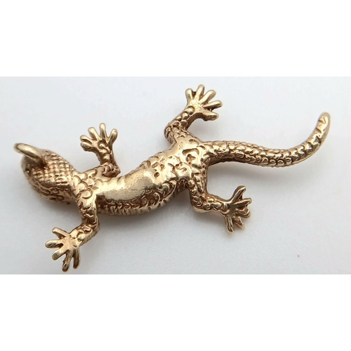 1137 - A 9k Yellow Gold Lizard Pendant/Charm. 3cm. 2.2g weight.