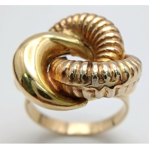 19 - A 18K YELLOW GOLD LARGE KNOT RING 2.3CM X 2.3CM HEAD 8.3G. RING SIZE Q 1/2. REF: SH1605I