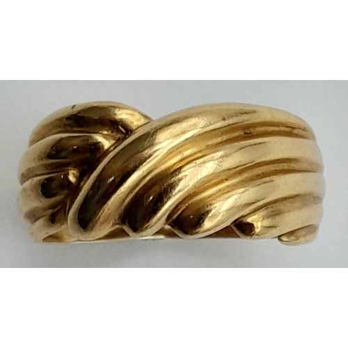 303 - A 18K YELLOW GOLD TESTED AS CROSSOVER WIDE BAND RING, SIZE Q, 4.8G. REF: TC12