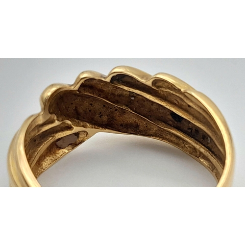 303 - A 18K YELLOW GOLD TESTED AS CROSSOVER WIDE BAND RING, SIZE Q, 4.8G. REF: TC12