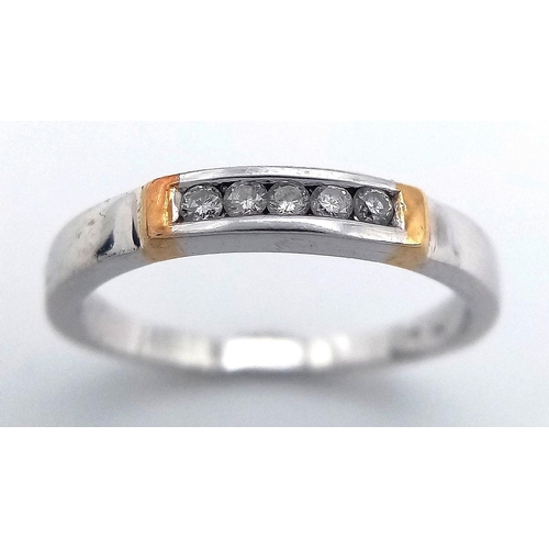 35 - A DIAMOND SET 18 CARAT WHITE GOLD RING. Complete with ring box. Please see pictures . 2.6 grams. Siz... 