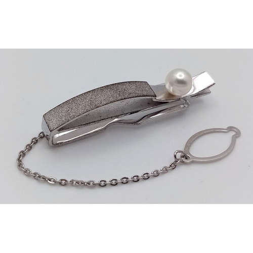 420 - Vintage SILVER TIE CLIP with PEARL DETAIL. Complete with attractive button loop safety chain.