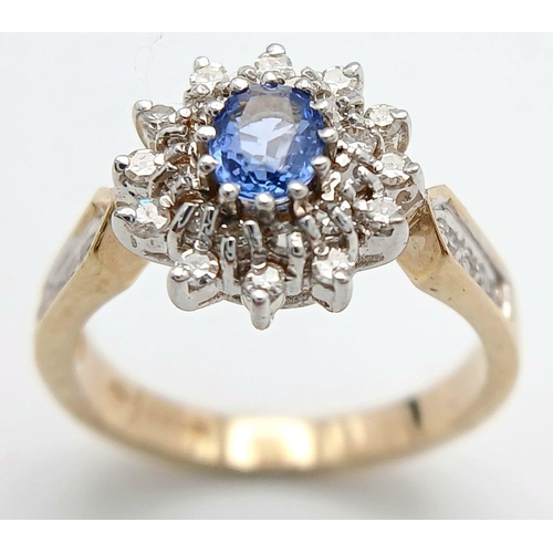 619 - A 9K YELLOW GOLD DIAMOND AND BLUE TOPAZ CLUSTER RING. 3.5G. SIZE M. GW7