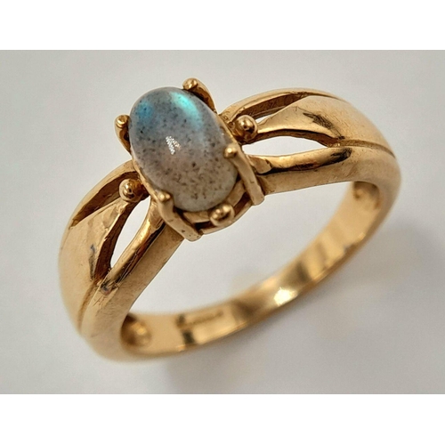 91 - Impressive 9 CARAT GOLD, MYSTIC MOONSTONE  RING. Consisting an attractive 9 carat GOLD RING with pie... 