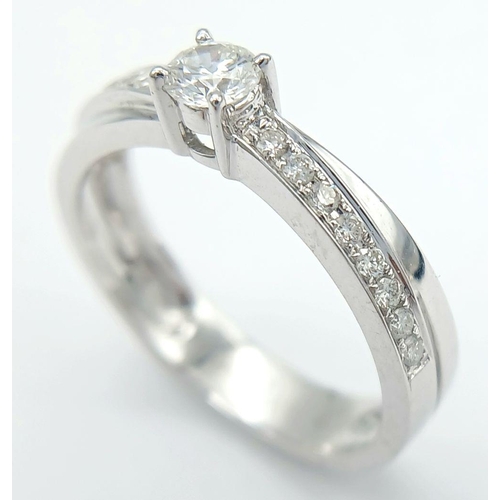 382 - AN 18K WHITE GOLD AND DIAMOND RING -WITH DIAMOND SHOULDERS. 0.37CTW.  3.6G TOTAL. SIZE N. JR5