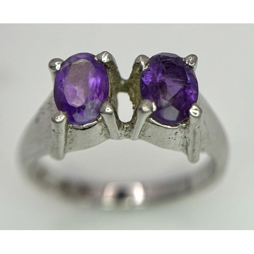 1752 - An Amethyst Two Gemstone Ring. Set in 925 Sterling silver.
Size P. HV2312