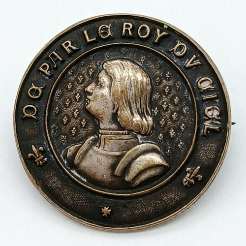 1399 - An Antique Joan of Arc Silver Brooch. Pin has been replaced.
22cm diameter.