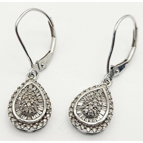 319 - A PAIR OF 18K WHITE GOLD DIAMOND DROP EARRINGS. 2.7G TOTAL WEIGHT. TAN6019