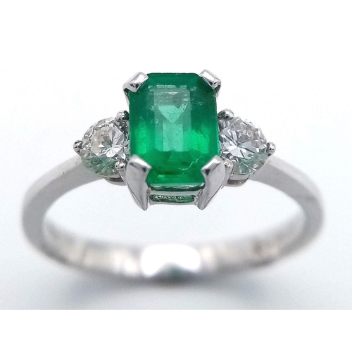 389 - AN 18K WHITE GOLD DIAMOND & EMERALD RING - 0.25CTW DIAMONDS AND A 0.50CT EMERALD. 2.9G. SIZE O. JR6-... 