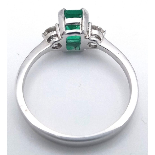 389 - AN 18K WHITE GOLD DIAMOND & EMERALD RING - 0.25CTW DIAMONDS AND A 0.50CT EMERALD. 2.9G. SIZE O. JR6-... 