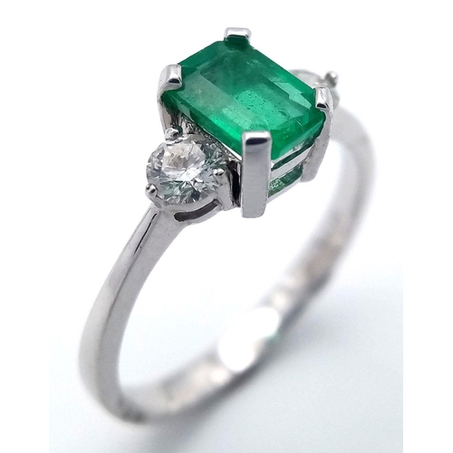 389 - AN 18K WHITE GOLD DIAMOND & EMERALD RING - 0.25CTW DIAMONDS AND A 0.50CT EMERALD. 2.9G. SIZE O. JR6-... 