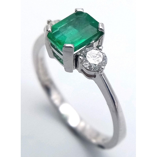 389 - AN 18K WHITE GOLD DIAMOND & EMERALD RING - 0.25CTW DIAMONDS AND A 0.50CT EMERALD. 2.9G. SIZE O. JR6-... 