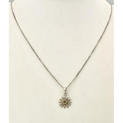 441 - An extremely pretty SILVER and PERIDOT DAISY PENDANT NECKLACE and EARRING SET. The  DAISY PENDANT mo... 