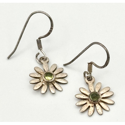 441 - An extremely pretty SILVER and PERIDOT DAISY PENDANT NECKLACE and EARRING SET. The  DAISY PENDANT mo... 