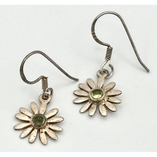 441 - An extremely pretty SILVER and PERIDOT DAISY PENDANT NECKLACE and EARRING SET. The  DAISY PENDANT mo... 