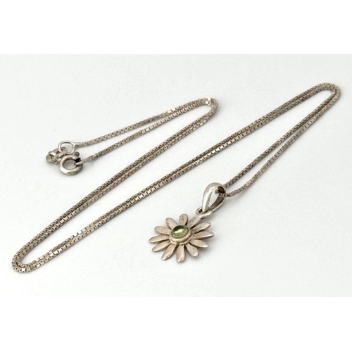 441 - An extremely pretty SILVER and PERIDOT DAISY PENDANT NECKLACE and EARRING SET. The  DAISY PENDANT mo... 