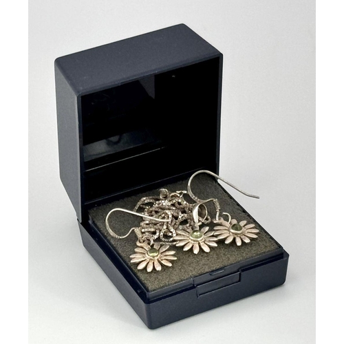 441 - An extremely pretty SILVER and PERIDOT DAISY PENDANT NECKLACE and EARRING SET. The  DAISY PENDANT mo... 