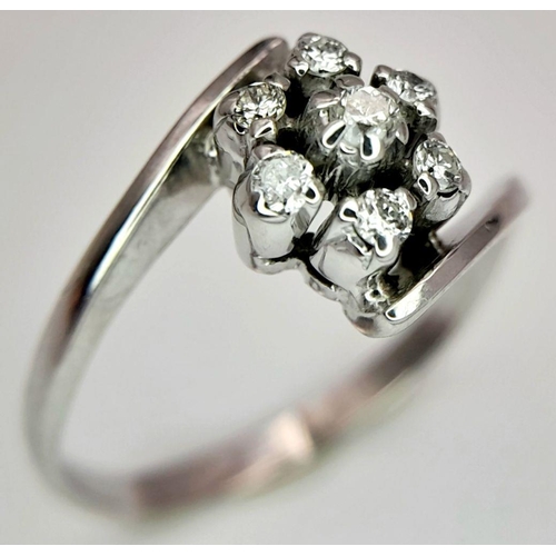 514 - AN 18K WHITE GOLD ( TESTED ) DIAMOND TWIST CLUSTER RING. 2.4G. SIZE I. SC6102