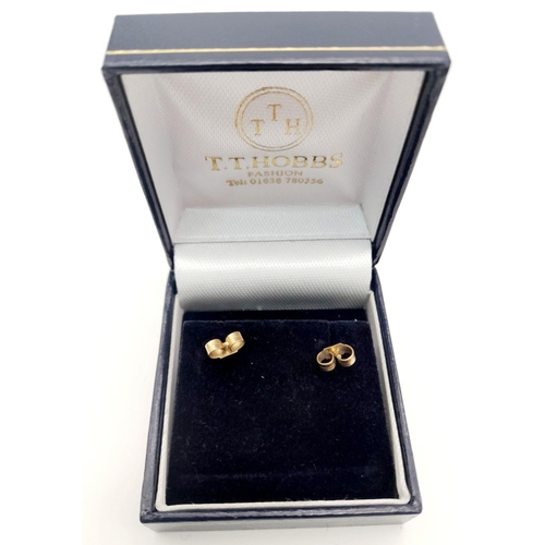 518 - A beautiful pair of 9 carat GOLD STUD EARRINGS with SAPPHIRE Centre. Complete with gold backs . Pres... 