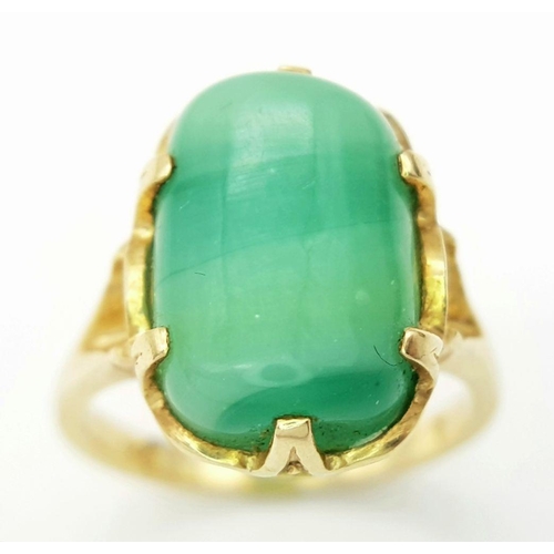 567 - Impressive 14 carat GOLD and JADE RING. Consisting a large (3.0 carat) Natural Jade nugget,polished ... 