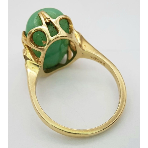 567 - Impressive 14 carat GOLD and JADE RING. Consisting a large (3.0 carat) Natural Jade nugget,polished ... 