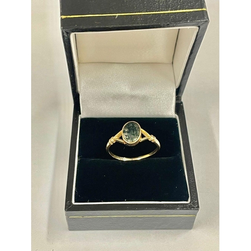 1394 - A 9ct gold ring set with moss agate.