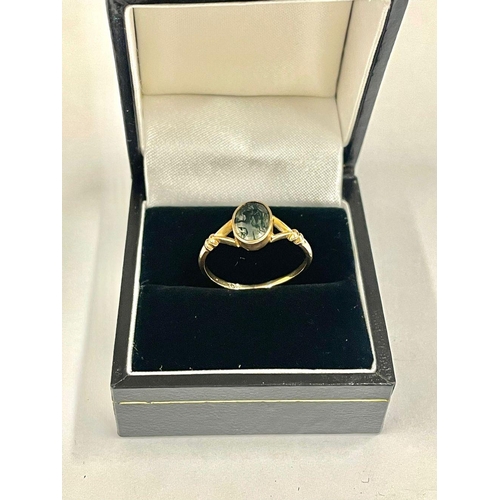 1394 - A 9ct gold ring set with moss agate.