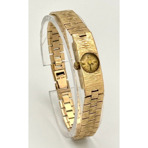 15 - A Vintage 9k Gold Accurist Ladies Watch. 9k gold bracelet and case - 10.5mm. Patinaed dial. 17 Jewel... 