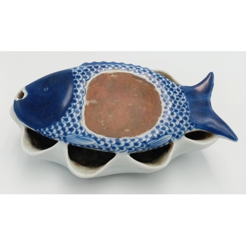 2096 - A Vintage Chinese Blue and White Fish Pen Wash. Markings on base. 16cm length. As found.