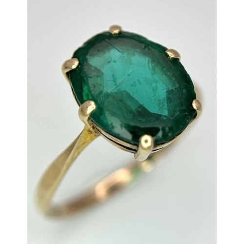 1039 - A 9K Yellow Gold Green Stone Ring. Size M. 2g