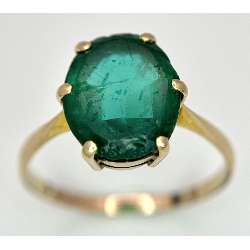 1039 - A 9K Yellow Gold Green Stone Ring. Size M. 2g