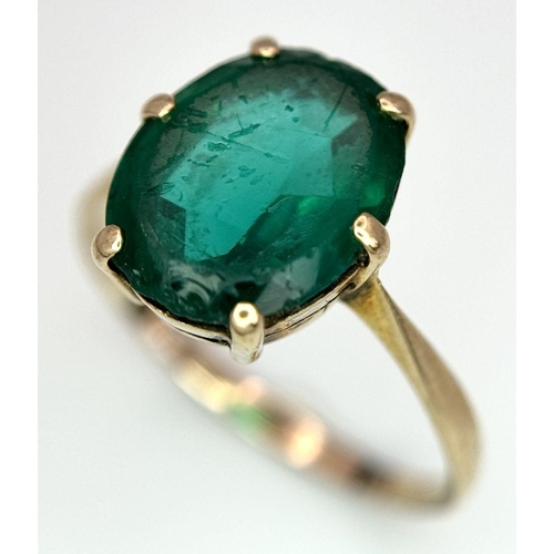 1039 - A 9K Yellow Gold Green Stone Ring. Size M. 2g