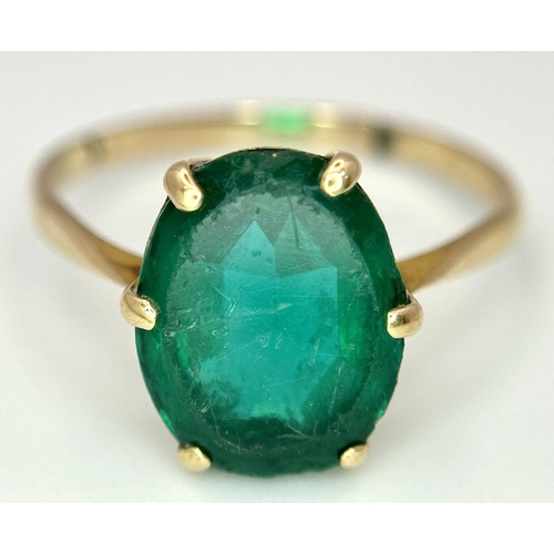 1039 - A 9K Yellow Gold Green Stone Ring. Size M. 2g