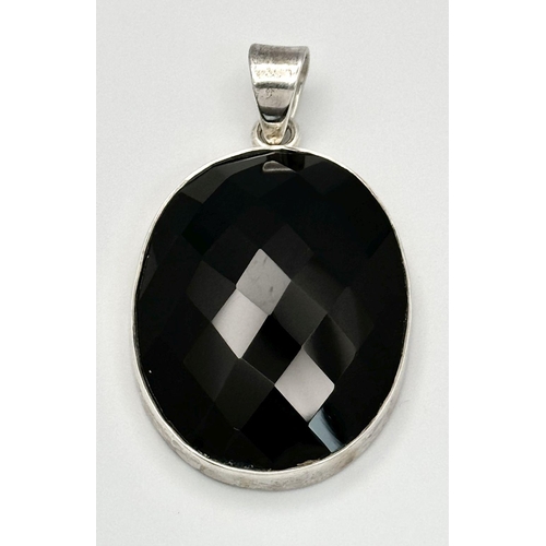 1825 - A stunning 925 silver Oval large Onyx pendant. Come with 