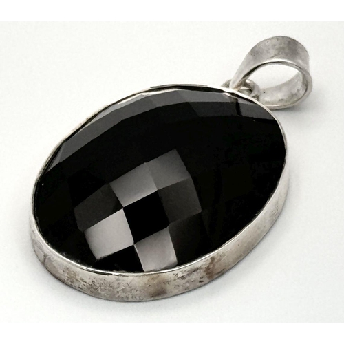 1825 - A stunning 925 silver Oval large Onyx pendant. Come with 