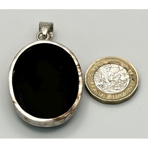 1825 - A stunning 925 silver Oval large Onyx pendant. Come with 