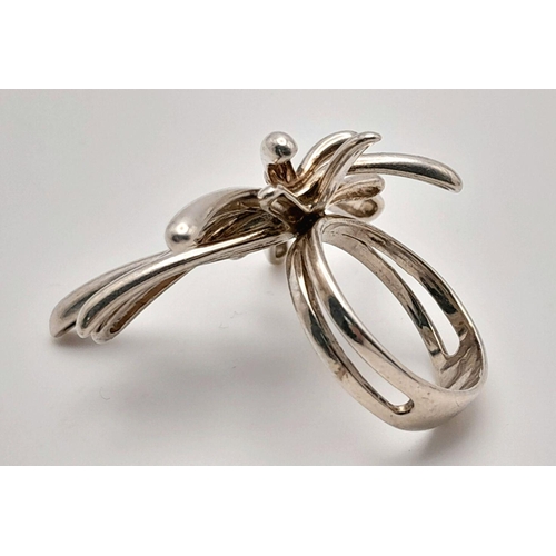 1947 - A Sterling Silver Floral Burst Ring. Size P. 10.2g