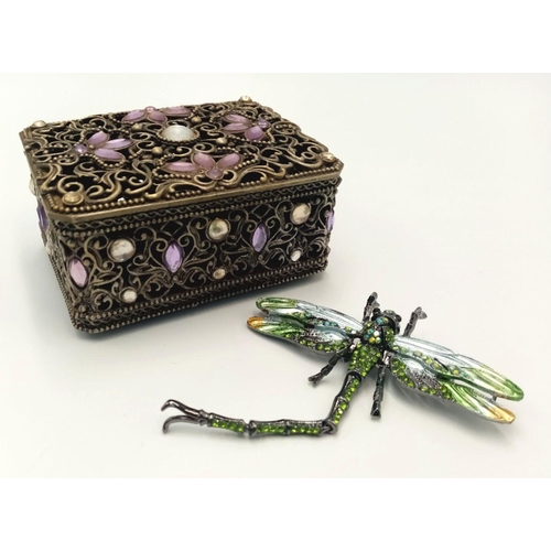 213 - A fascinating, large, ART NOUVEAU style, dragonfly brooch with iridescent-green hues. Presented in a... 