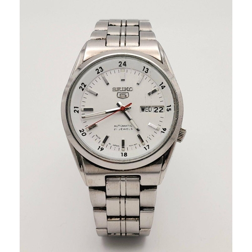 996 - A Seiko 5 Automatic Gents Watch. 21 jewels. Stainless steel bracelet and case - 37mm. Skeleton back.... 