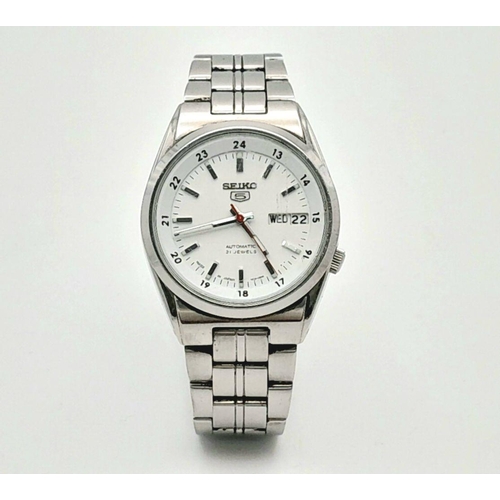 996 - A Seiko 5 Automatic Gents Watch. 21 jewels. Stainless steel bracelet and case - 37mm. Skeleton back.... 