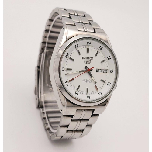 996 - A Seiko 5 Automatic Gents Watch. 21 jewels. Stainless steel bracelet and case - 37mm. Skeleton back.... 