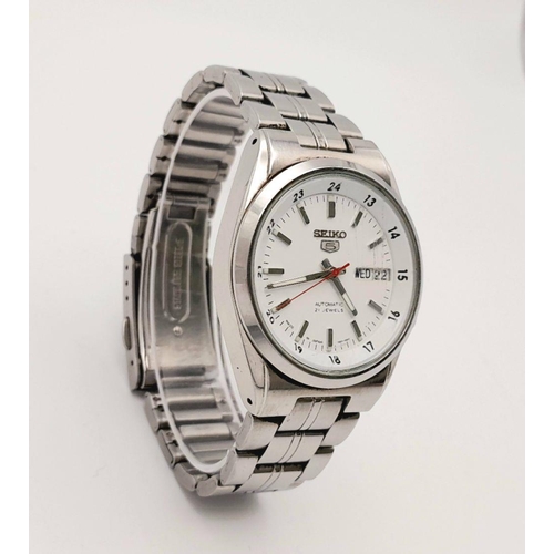 996 - A Seiko 5 Automatic Gents Watch. 21 jewels. Stainless steel bracelet and case - 37mm. Skeleton back.... 