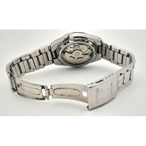 996 - A Seiko 5 Automatic Gents Watch. 21 jewels. Stainless steel bracelet and case - 37mm. Skeleton back.... 