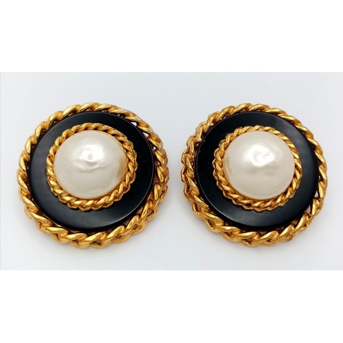 1083 - A Stylish Designer Pair of Chanel Clip-On Earrings. Central faux pearl with gold plating and black e... 