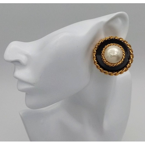 1083 - A Stylish Designer Pair of Chanel Clip-On Earrings. Central faux pearl with gold plating and black e... 