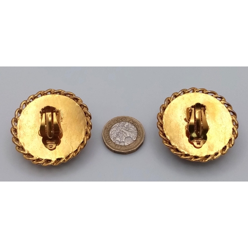 1083 - A Stylish Designer Pair of Chanel Clip-On Earrings. Central faux pearl with gold plating and black e... 