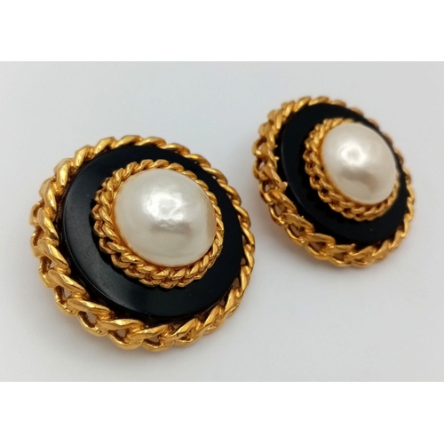 1083 - A Stylish Designer Pair of Chanel Clip-On Earrings. Central faux pearl with gold plating and black e... 