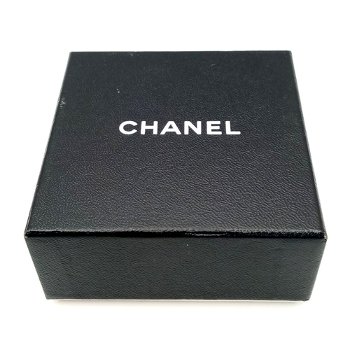 1083 - A Stylish Designer Pair of Chanel Clip-On Earrings. Central faux pearl with gold plating and black e... 