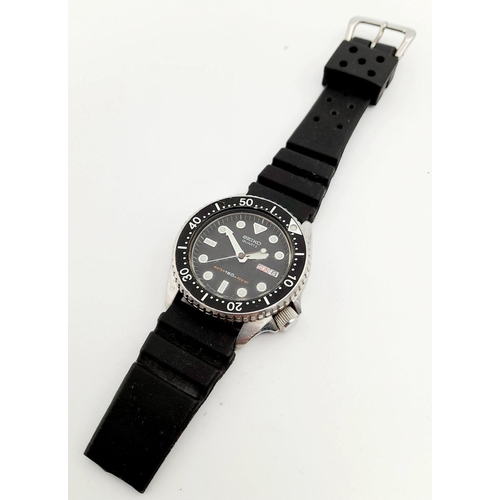 1116 - A Vintage Seiko Quartz Divers Watch. 36mm stainless steel case. Day date window. Black strap (broken... 